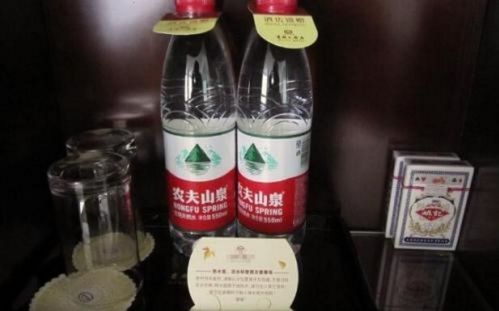 酒店客房矿泉水的收费分两种情况，分清单