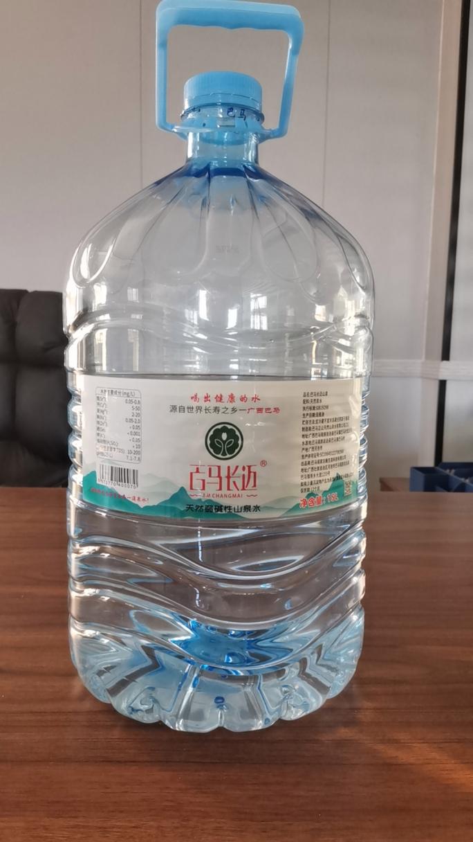 广西巴马长迈矿泉水,弱碱性山泉水.含有丰富的矿物质和微量元素